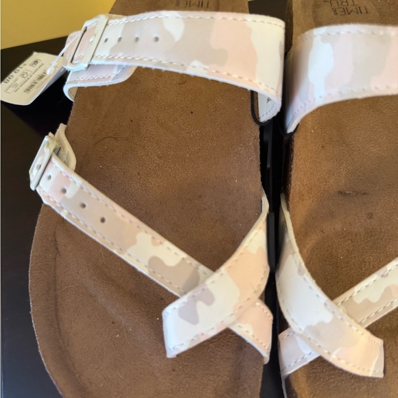 Time and Tru Asymmetric Strap Cushion Sandals In Pink Camo NWT Size 8 - Picture 2 of 7